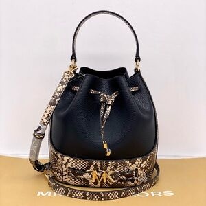 MICHAEL KORS REED MEDIUM BELTED
MESSENGER CROSSBODY